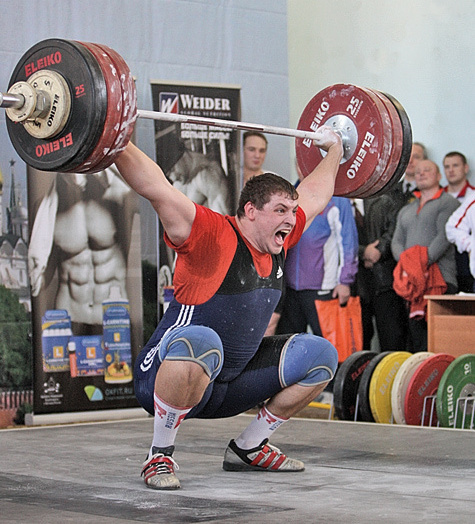 Оба богатыря начинают с одинакового веса в рывке — 180 кг