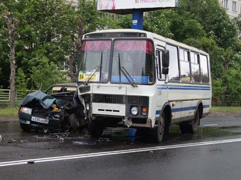 «Девятка» и маршрутный автобус стали участниками крупного ДТП