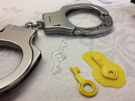При помощи лазерного ножа и 3D-принтера злоумышленники могут создать копию ключа для наручников, которые использует полиция