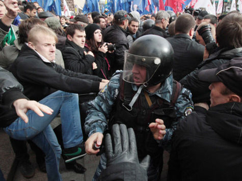 Оппозиция требует новых выборов мэра Киева, срывая шлемы с ОМОНовцев

