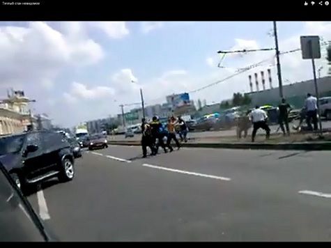Вооруженное столкновение горячих мужчин на Новоясеневском проспекте очевидцы сняли на видео и выложили на Youtube
