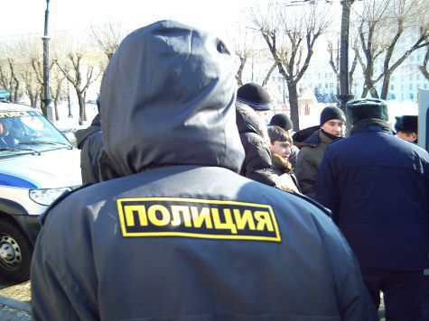 В Хабаровске с разрешенного митинга увезли группу ребят в автозаке