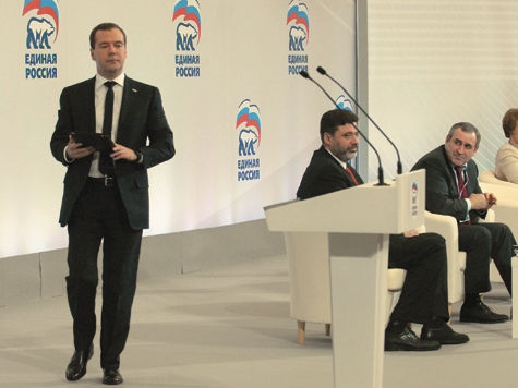 Медведев предложил однопартийцам вырасти над собой 
