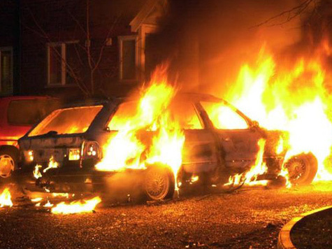 Шесть автомобилей пострадали от огня во время очередной вылазки хулиганов-пироманов на востоке столицы