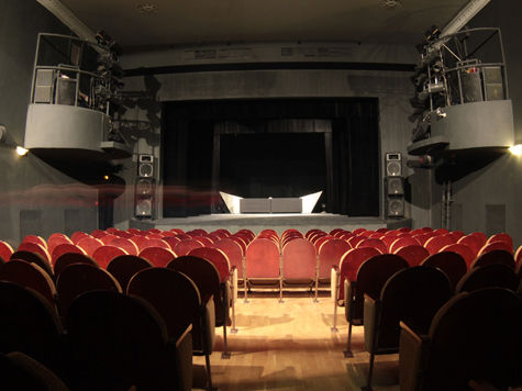 Спектакли в столичных театрах адаптируют для слепых или слабовидящих людей