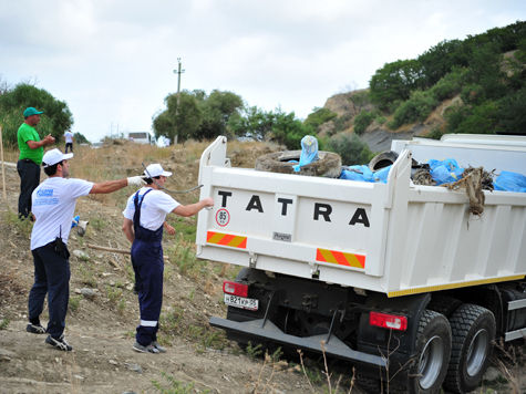Около 300 сотрудников ООО «Газпром трансгаз Махачкала» приняли участие в очистке от мусора русла реки Манас-озень