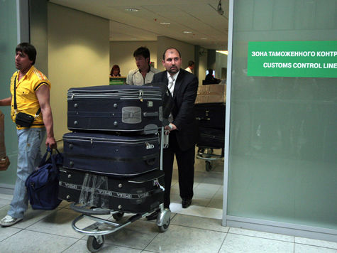 Репортер "МК" поработал на проверке багажа пассажиров в "Шереметьево"