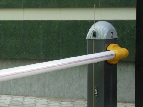 Шлагбаумы при въезде во дворы жилых домов в центре Москвы будут устанавливать городские власти по просьбе жителей