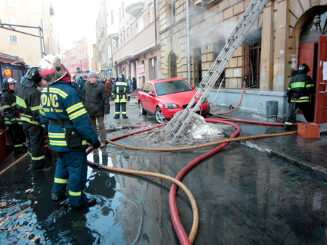 Пожар возник рано утром в пятницу в парфюмерном магазине в центре Москвы