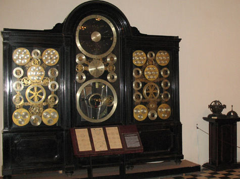 Центральным  экспонатом  Музея  промышленности  и  искусства  им.  Д.Г. Бурылина  являются  астрономические  часы, которые  в  Европе  называли  восьмым чудом  света