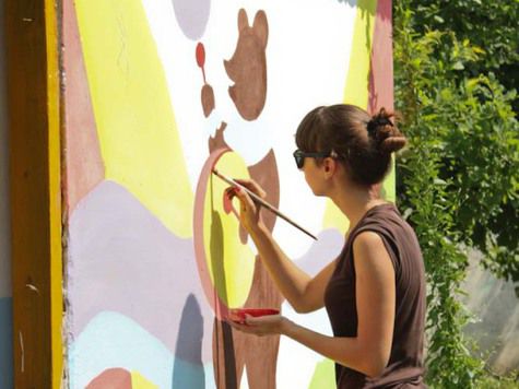 Будущие художники раскрасили детские площадки