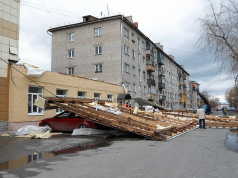 Ураган снес крышу соседнего дома