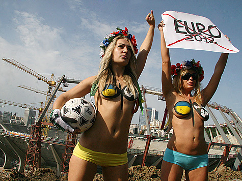 Украинские красотки из движения FEMEN — “МК”: “Хотим устроить топлес-акцию протеста в России, но боимся, что у вас сутками в КПЗ не отделаемся”