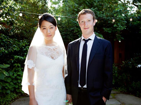 Первым делом новоиспеченный супруг поменял статус на своей страничке в социальной сети на "женат"
