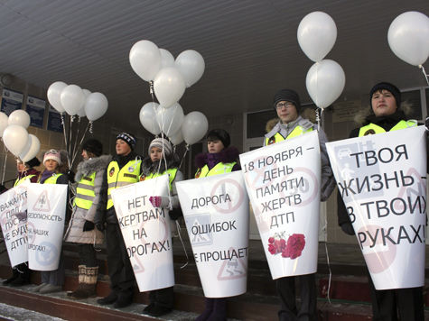 Сотрудники Сургутской госавтоинспекции приняли участие в организации и проведении Всемирного дня памяти жертв ДТП. 