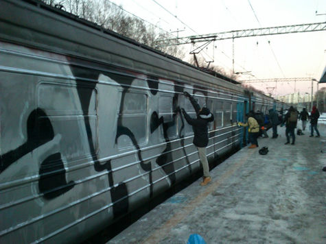 Около сотни юных художников удерживали поезд на платформе, рисуя на вагонах граффити