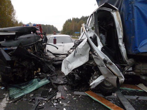 Трое человек погибли и шестеро пострадали в результате столкновения трех автомобилей на кировской трассе 