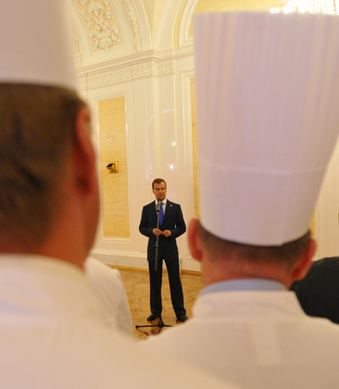 Звезд мировой кулинарии в Кремле угостили блинами