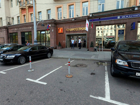 Чтобы показать: парковки в Москве устроены незаконно
