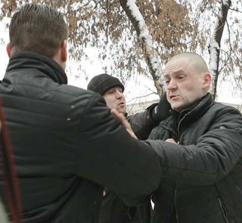 Оппозиционеры подрались у гроба Долматова: «Врезать Удальцову было много желающих!»