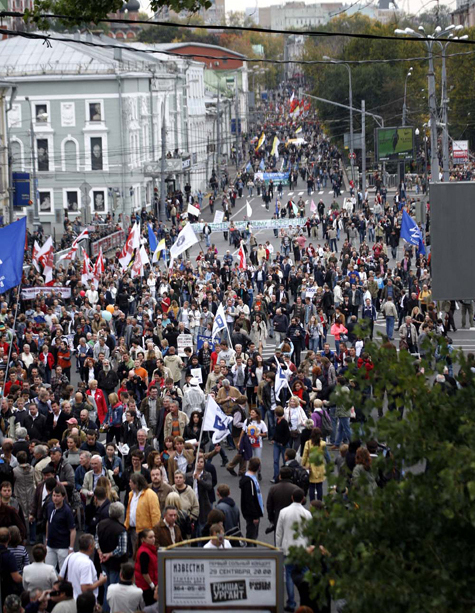 В протестных акциях оппозиции, которые состоялись в Москве в минувшую субботу, по данным полиции, приняли участие около 14 тысяч человек