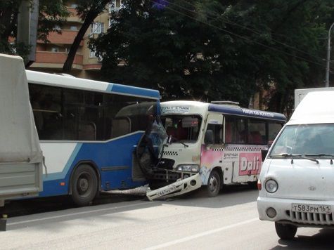 В Ростове маршрутка столкнулась с пассажирским автобусом