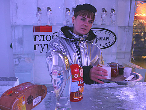 Корреспондент “МК” поработал официантом в самом холодном баре столицы