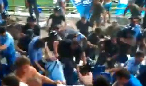 В интернете появилось видео, на котором видно как полицейские избивают фанатов "Зенита" на стадионе