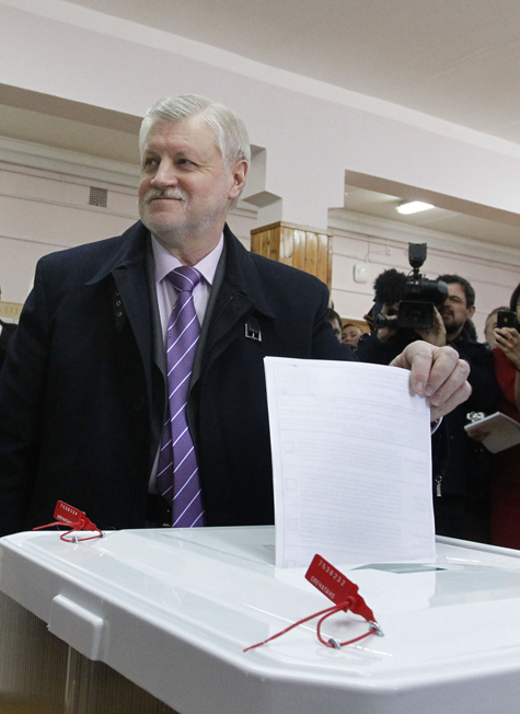 Лидер эсеров Сергей Миронов голосовал на участке №78, что в Малом Кисловском переулке, заметно дольше «простых» избирателей