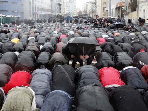 Многим мусульманам пришлось совершать праздничный намаз прямо под открытым небом