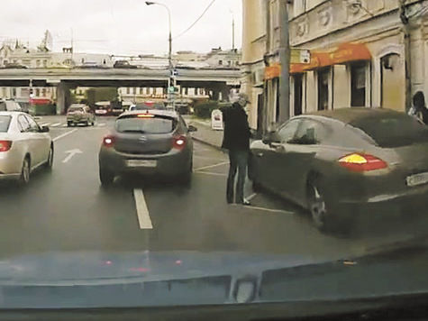 Певец оставил машину на остановке общественного транспорта в центре Москвы


