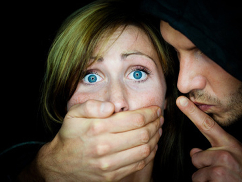 Женщину жестоко избили и ограбили по пути с работы домой