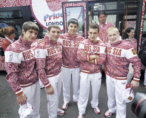 Теперь уже традиционно на одежде для наших олимпийцев появляются красно-белые завитки русских орнаментов
