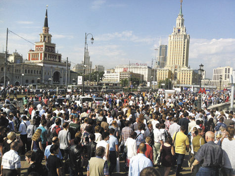 Два подряд пожара в метро вывели на улицы тысячи москвичей