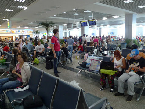 В аэропорту образовались огромные очереди, а в пятизвездочном отеле — забастовал персонал