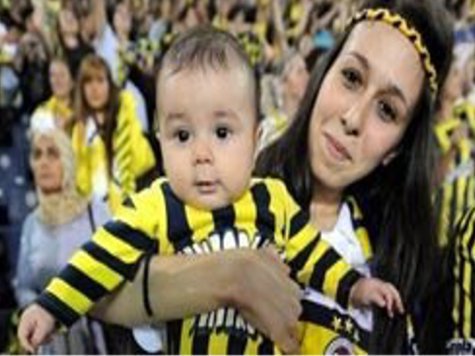 На матч двух турецких команд пришли более 41 тысячи женщин и детей - и ни одного мужчины