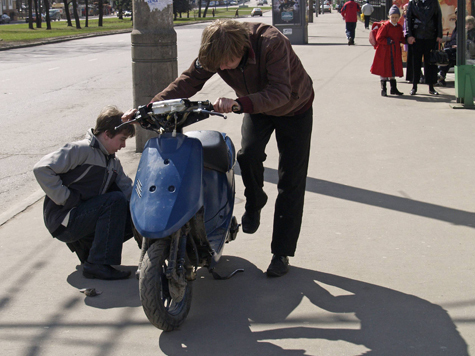 Прокатиться с ветерком по Красной площади на скутере решил в четверг 41-летний гость столицы