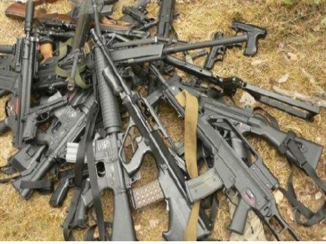 Среди изъятого - 24 автомата АК-М и АКСУ-74, 35 пистолетов Макарова, 14 пистолетов ТТ, 4 револьвера системы „Наган“, пистолеты „Вальтер“ и „Парабеллум“, немецкий пулемет MG-34 и ручной пулемет Калашникова