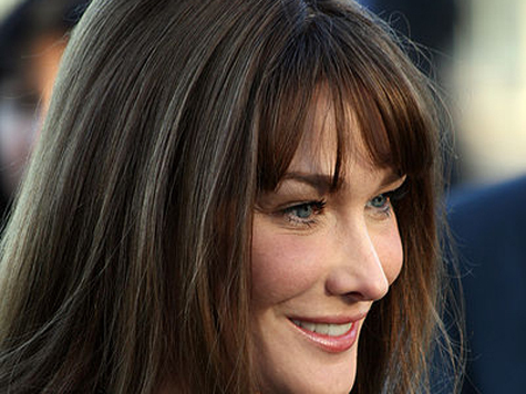 Французы поставили статую рабочей с лицом аристократки