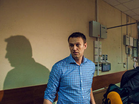 Когда Навального везли в тюрьму, большинство сочувствующих осталось лежать на диване