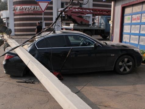 Бетонная опора с муляжом светофора упала на седан BMW в Иркутске