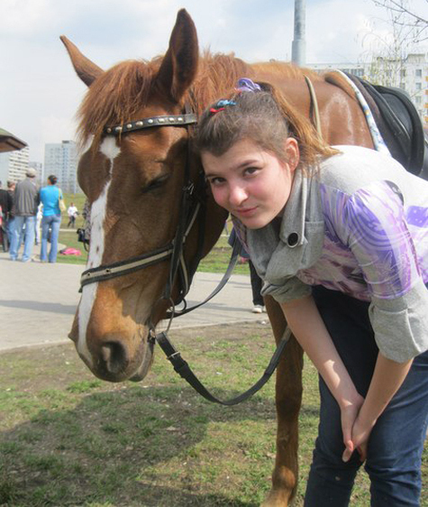 Гибелью любимой лошади Гали и больничной койкой закончилась в ночь на субботу обычная конная прогулка для 14-летней Маши Ледяевой