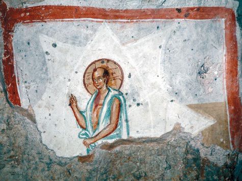В маленькой церкви в Сербии обнаружены странные фрески Иисуса и Богородицы