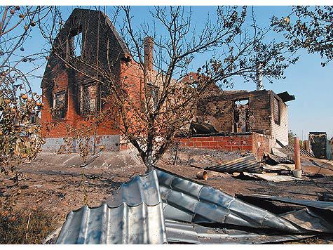 Корреспонденты “МК” побывали на месте пожара, уничтожившего в Подмосковье жилые дома
