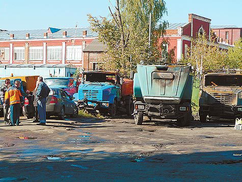 Дерзкий поджог предприятия, занимающегося уборкой улиц, в результате которого один человек погиб и сгорели дотла 7 спецгрузовиков, был совершен на западе столицы в ночь на вторник