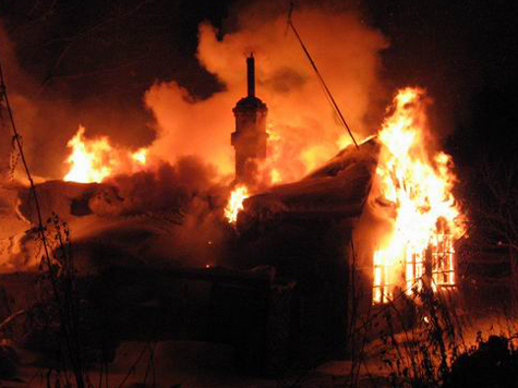 Огонь охватил деревянную часть дома, где в тот момент крепко спали все члены семьи