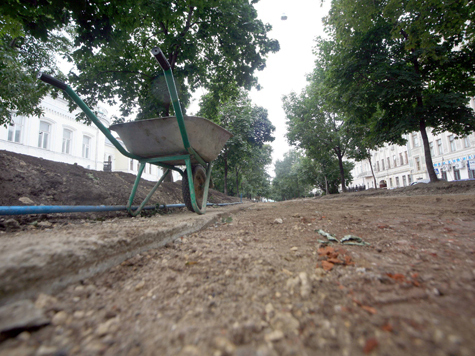 Сергей Собянин, прогуливаясь по Тверскому бульвару, назвал сроки окончания работ, начатых еще в 2006 году.