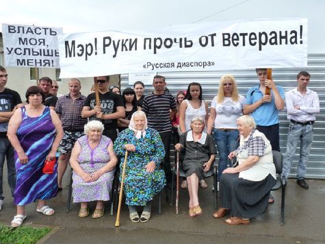 В Азове при поддержке общественного движения «Русская диаспора» состоялся пикет в поддержку пенсионерки Розы Курмаевой