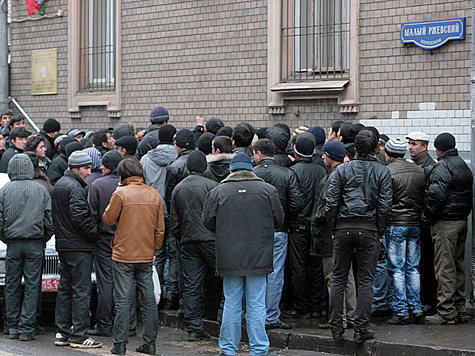 Толпы таджиков заполонили центр Москвы
