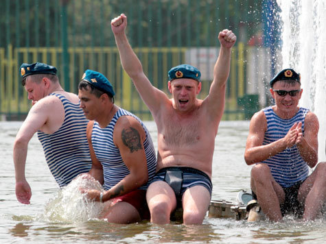 Они купались в фонтанах (по традиции) и тушили пожар (по собственной инициативе)